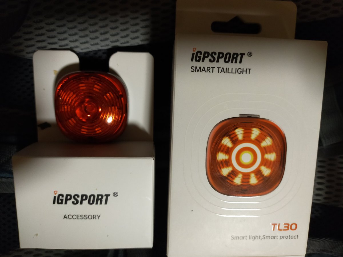 minuma_biker's tweet image. 新しいおもちゃ着弾
点灯モードをカスタム出来ると聞いてwktkだったのだが、少しだけビミョー
センターとリングの照明モードと輝度を個別に設定出来ればなぁ、センター10%点灯+リング50%ちらつきとかに出来るのになぁー
#iGPSport #TL30
ソフトの書換で対応可能だよなー（チラッ）