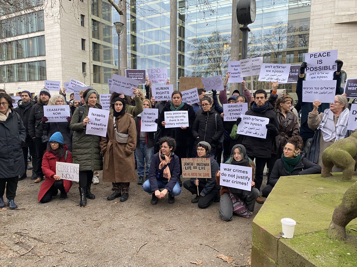 Nimrod_Flash's tweet photo. Now: Israelis in Berlin calling for an end to the war in front of the German Foreign Ministry. https://t.co/TNB65EZngS