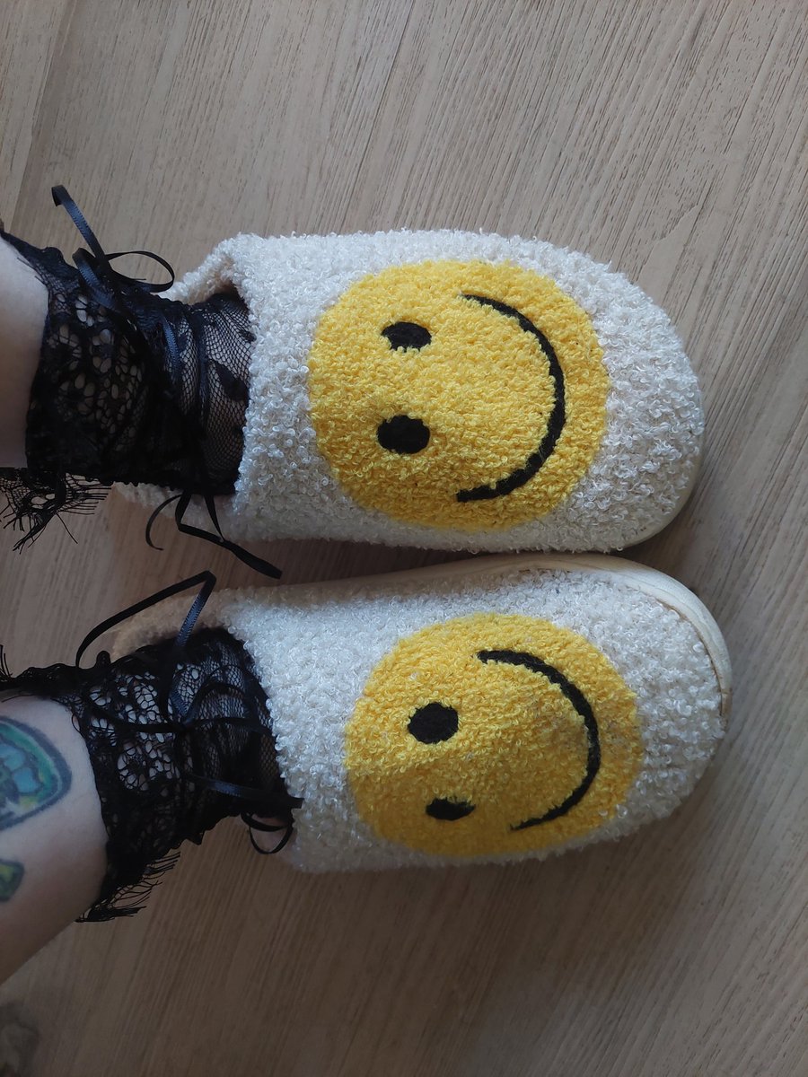 msTabOoTOes's tweet photo. Who wants to see my lacey see-through socks I just got?? 🖤😏 https://t.co/2xcap3EGNm