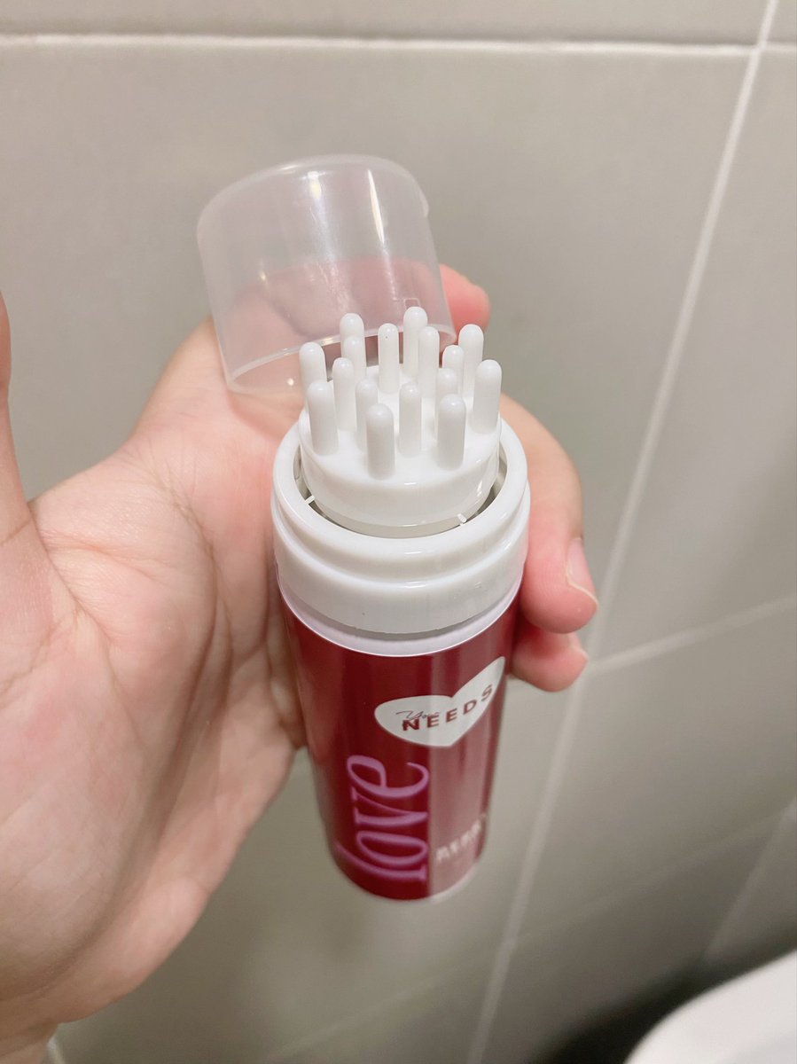 ctnajihahzamani's tweet photo. Hair tonic paling gempak abad ni 😭😂

Ok cara dia, tekan je atas kepala pastu 'sikat' je atas scalp. Very bintelligent. 

Isi dia ada peptide yg selalu jumpa dalam expensive product en. 

Ni i pakaikan dkt husband, dia kata dah kurang rambur gugur dah and refreshing je. Pastuuuu https://t.co/B1GrqliB4e