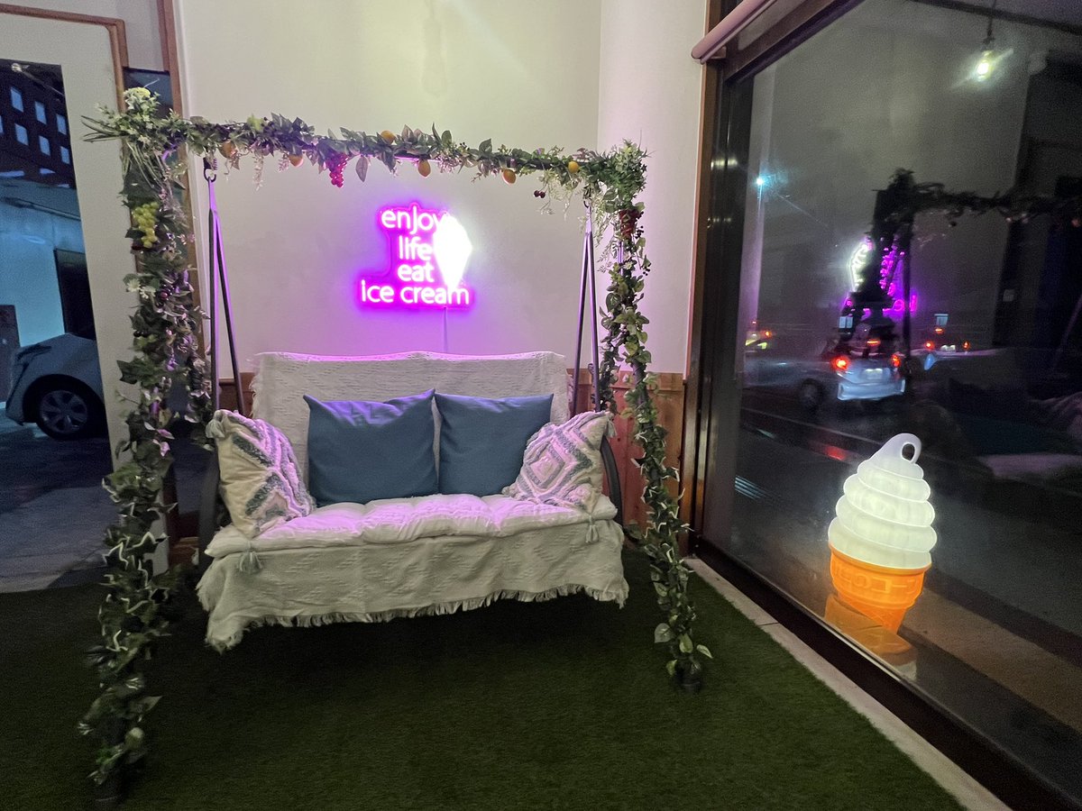 AUTOBANSHIROMA's tweet photo. アウトバンの近くにオープンした夜アイス屋さん。ホント流行ってるよね〜、夜アイス🍦2時まで営業してるっていうから
次はみんなでツーリング帰りに行こうか!!😂#夜アイス #morote #zaiakukankanzitemorote https://t.co/ykE4FRfTTu