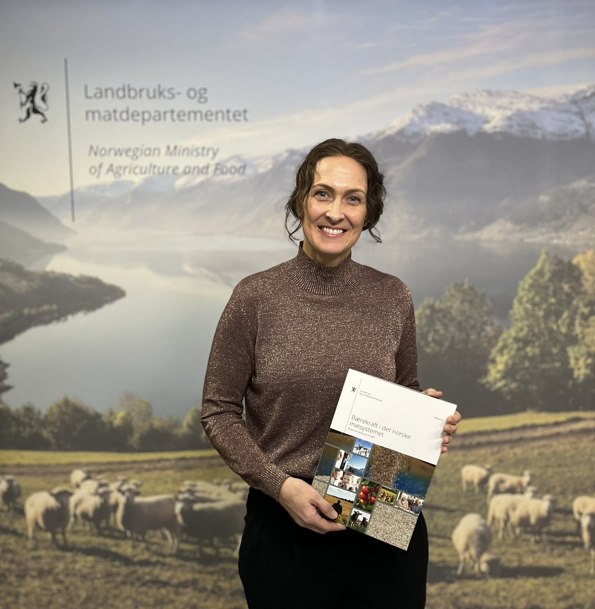 👉 I haust heldt regjeringa ein nasjonal dialog om berekrafta i det norske matsystemet, og Noregs veg vidare for å nå FNs berekraftsmål

👉 Rapporten frå dette arbeidet er lagd fram 

👉 Les meir om arbeidet og heile rapporten på regjeringa.no