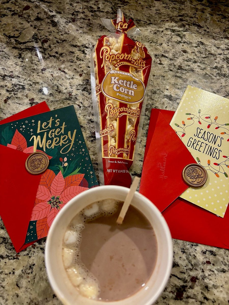 HalsteadSquare's tweet photo. Halstead Square is all about the holiday cheer! Thank you for sharing all of your amazing photos on Ivy Rewards. 
#UndeniablyHalstead https://t.co/pTwhh5ruOl