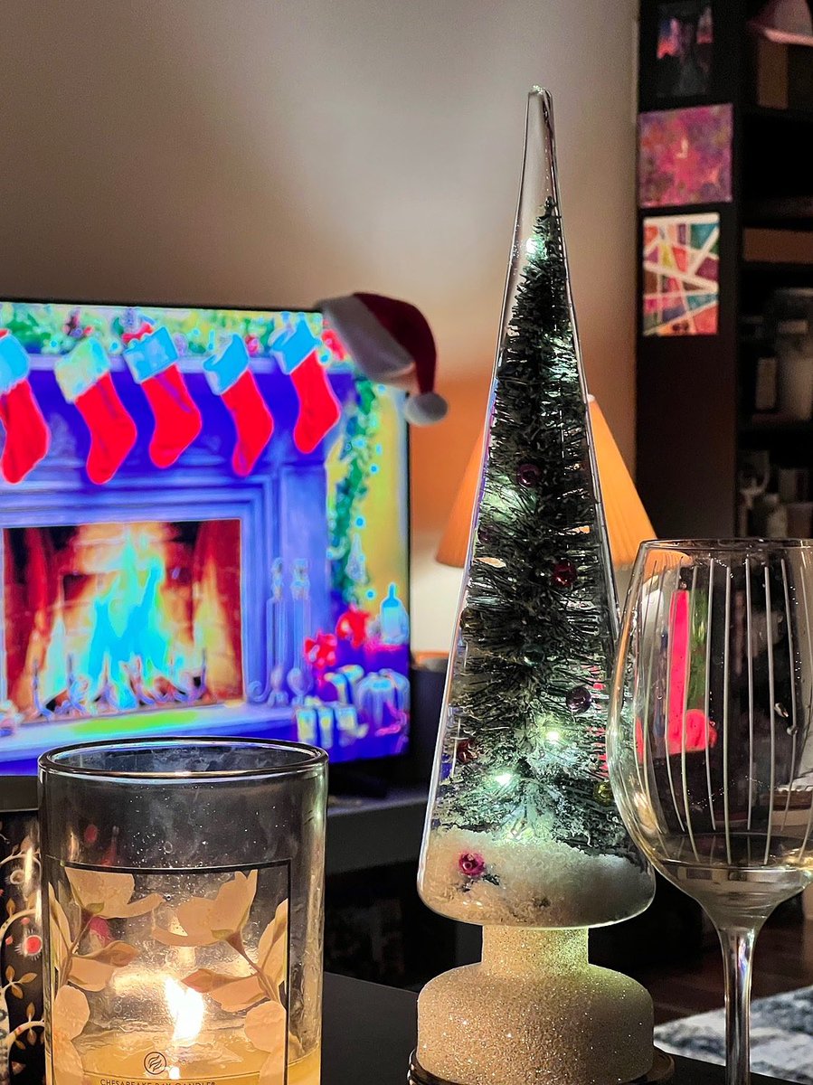 HalsteadSquare's tweet photo. Halstead Square is all about the holiday cheer! Thank you for sharing all of your amazing photos on Ivy Rewards. 
#UndeniablyHalstead https://t.co/pTwhh5ruOl