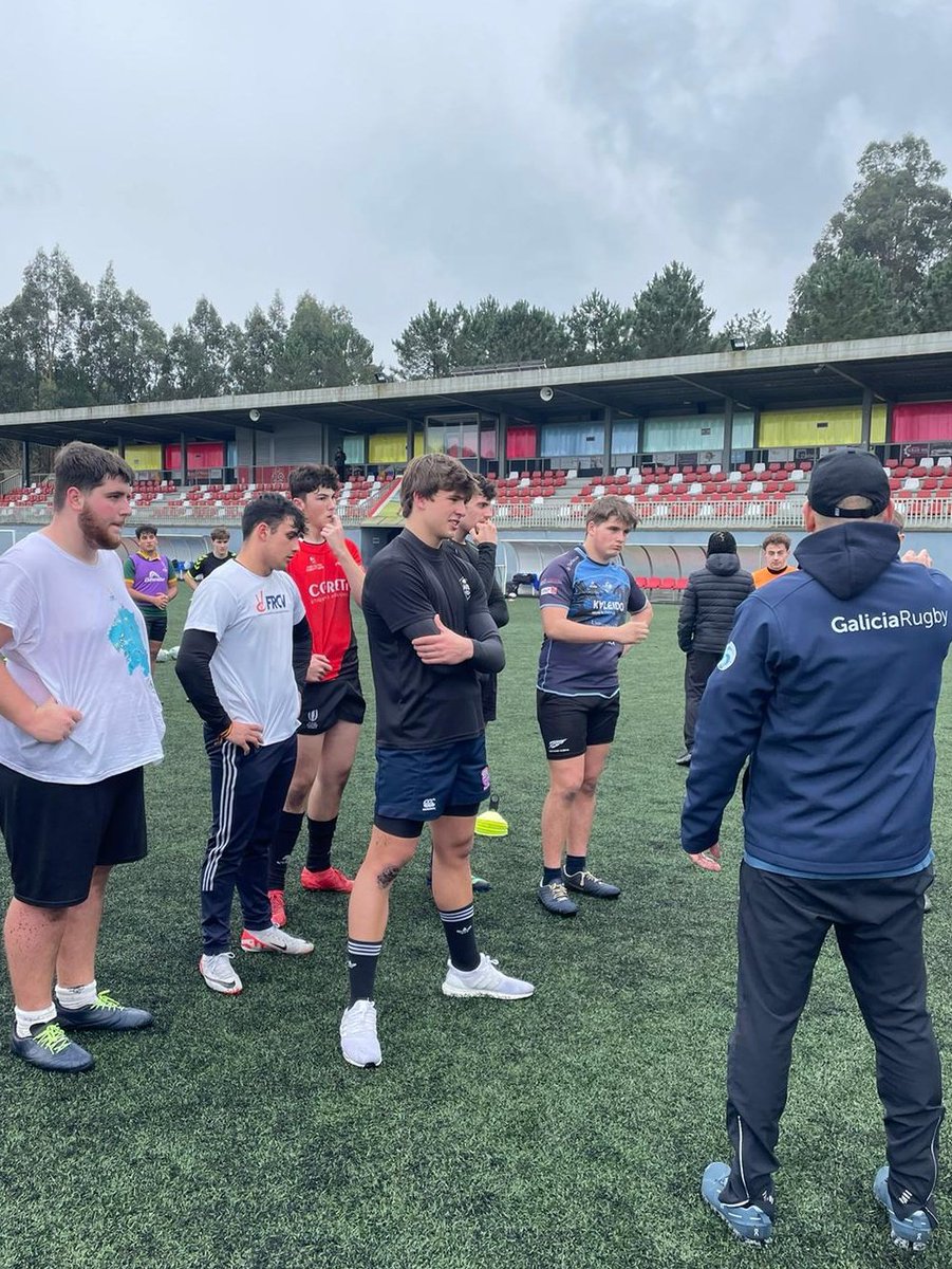 RugbyGalicia's tweet photo. 👏 Hoxe celebróuse no Concello de A Estrada @c_aestrada o adestramento da @RugbyGalicia M18 preparatorio cara o partido do 🏆 #CESAXV VS Cantabria do próximo 14 de Xaneiro en Santander
#RugbyGalego https://t.co/J4TRQw0mIa