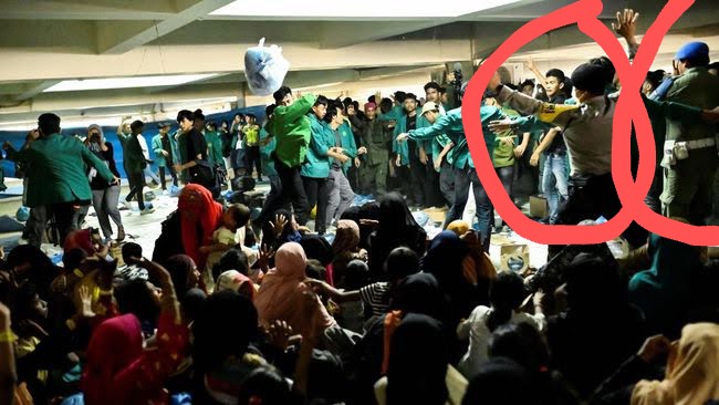 SuburUbuy81's tweet photo. @kyrixermis You are wrong. They are students, and maybe they were provoked. Their actions were tried to be prevented and stopped by the security forces, police and army. https://t.co/5bBl6MBizQ