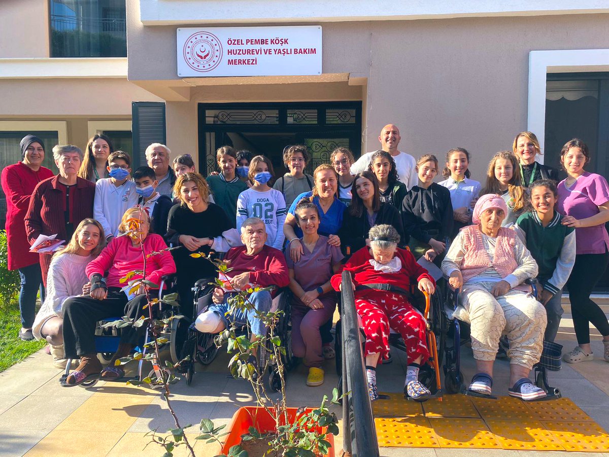 Nesillerle El Ele sosyal sorumluluk projesi kapsamında Bornova Doğa Okulu öğrencileri  büyüklerini yalnız bırakmadı, minik hediyeler ve müzik dinletisiyle yeni yıllarını kutladılar 
🤍🎉👵🏻🧓🎶🎼🎤

<a href="/DogaOkullari/">Doğa Koleji</a> 
<a href="/cigdemkarakas16/">Çiğdem Karakaş</a> 
<a href="/dogabornovakol/">Doğa Koleji Bornova Kampüsü</a>