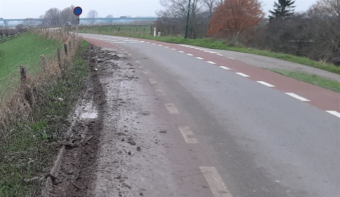 #Automobilisten opgelet: door de vele regen en doordat het water van de #Lek nu tegen de dijk aan staat, wordt de dijk steeds natter. Het is nu extra belangrijk om niet met de wielen door de berm te rijden. 

Meer info in liveblog hoogheemraadschap⤵️
hdsr.nl/actueel/nieuws…