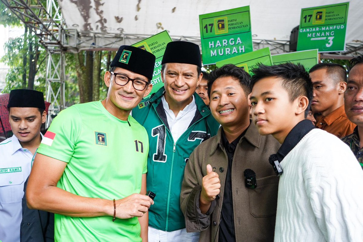 sandiuno's tweet photo. Makan ikan sambil babakaran
Paling enak ikan dari Cianjur
Sore dingin ngariung jeung babaturan 
Hayu ah workshop sambil ngopi luuuur😂

Setelah dari Bogor, sore ini saya lanjut menghadiri workshop ‘Ngobrolin Kopi’ bareng Kang Fathan di Cianjur. Saya percaya brand kopi tanah air bisa jadi tuan rumah di negeri sendiri, sehingga makmur bagi para petani, makmur ekosistem usaha kopi, dan makmur hingga ke pedagang kecil. 

Melalui Pelatihan, Pemasaran, dan Permodalan, InsyaAllah masyarakat dapat membuka peluang usaha dan kita buka 17 juta lapangan kerja baru bersama Ganjar-Mahfud. Harga murah, kerja mudah, pendapatan bertambah, dan hidup berkah! #PilihKabah 🕋🇮🇩