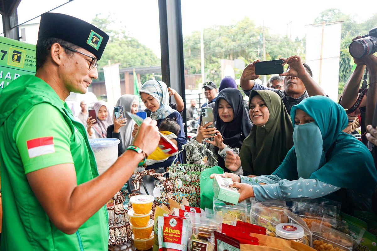 sandiuno's tweet photo. Makan ikan sambil babakaran
Paling enak ikan dari Cianjur
Sore dingin ngariung jeung babaturan 
Hayu ah workshop sambil ngopi luuuur😂

Setelah dari Bogor, sore ini saya lanjut menghadiri workshop ‘Ngobrolin Kopi’ bareng Kang Fathan di Cianjur. Saya percaya brand kopi tanah air bisa jadi tuan rumah di negeri sendiri, sehingga makmur bagi para petani, makmur ekosistem usaha kopi, dan makmur hingga ke pedagang kecil. 

Melalui Pelatihan, Pemasaran, dan Permodalan, InsyaAllah masyarakat dapat membuka peluang usaha dan kita buka 17 juta lapangan kerja baru bersama Ganjar-Mahfud. Harga murah, kerja mudah, pendapatan bertambah, dan hidup berkah! #PilihKabah 🕋🇮🇩