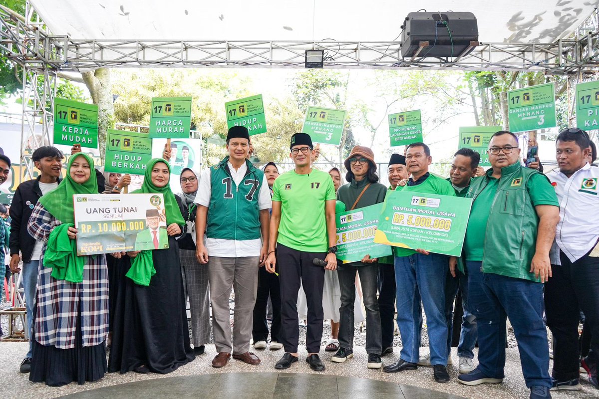 sandiuno's tweet photo. Makan ikan sambil babakaran
Paling enak ikan dari Cianjur
Sore dingin ngariung jeung babaturan 
Hayu ah workshop sambil ngopi luuuur😂

Setelah dari Bogor, sore ini saya lanjut menghadiri workshop ‘Ngobrolin Kopi’ bareng Kang Fathan di Cianjur. Saya percaya brand kopi tanah air bisa jadi tuan rumah di negeri sendiri, sehingga makmur bagi para petani, makmur ekosistem usaha kopi, dan makmur hingga ke pedagang kecil. 

Melalui Pelatihan, Pemasaran, dan Permodalan, InsyaAllah masyarakat dapat membuka peluang usaha dan kita buka 17 juta lapangan kerja baru bersama Ganjar-Mahfud. Harga murah, kerja mudah, pendapatan bertambah, dan hidup berkah! #PilihKabah 🕋🇮🇩