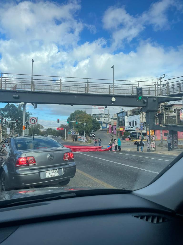 #LaGuerradelagua
Bloquean ambos sentidos bajando el cerro del fortin a la altura del monumento a la madre
Vecinos piden a @SOAPA_Oax  les envíe el agua, tienen mas de un mes esperando. @jesusromerooax