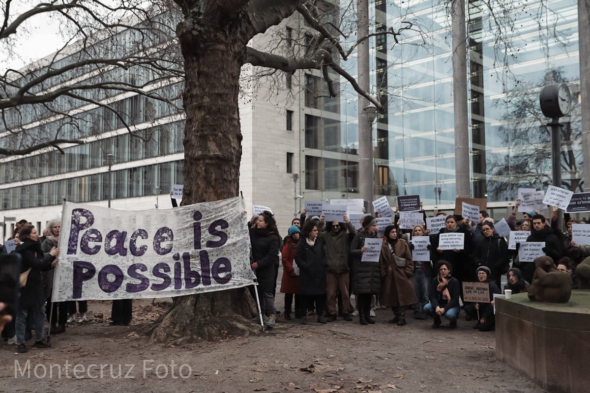 Montecruzfoto's tweet photo. Israelis in Berlin gathered in front of the Foreign Ministry this aftermoon to protest against the war in Gaza. "Israelies for Peace" demands an immediate ceasefire and a diplomatic solution.

#israeliesforpeace #b2912 #ceaserfirenow https://t.co/ySoifMoRrn