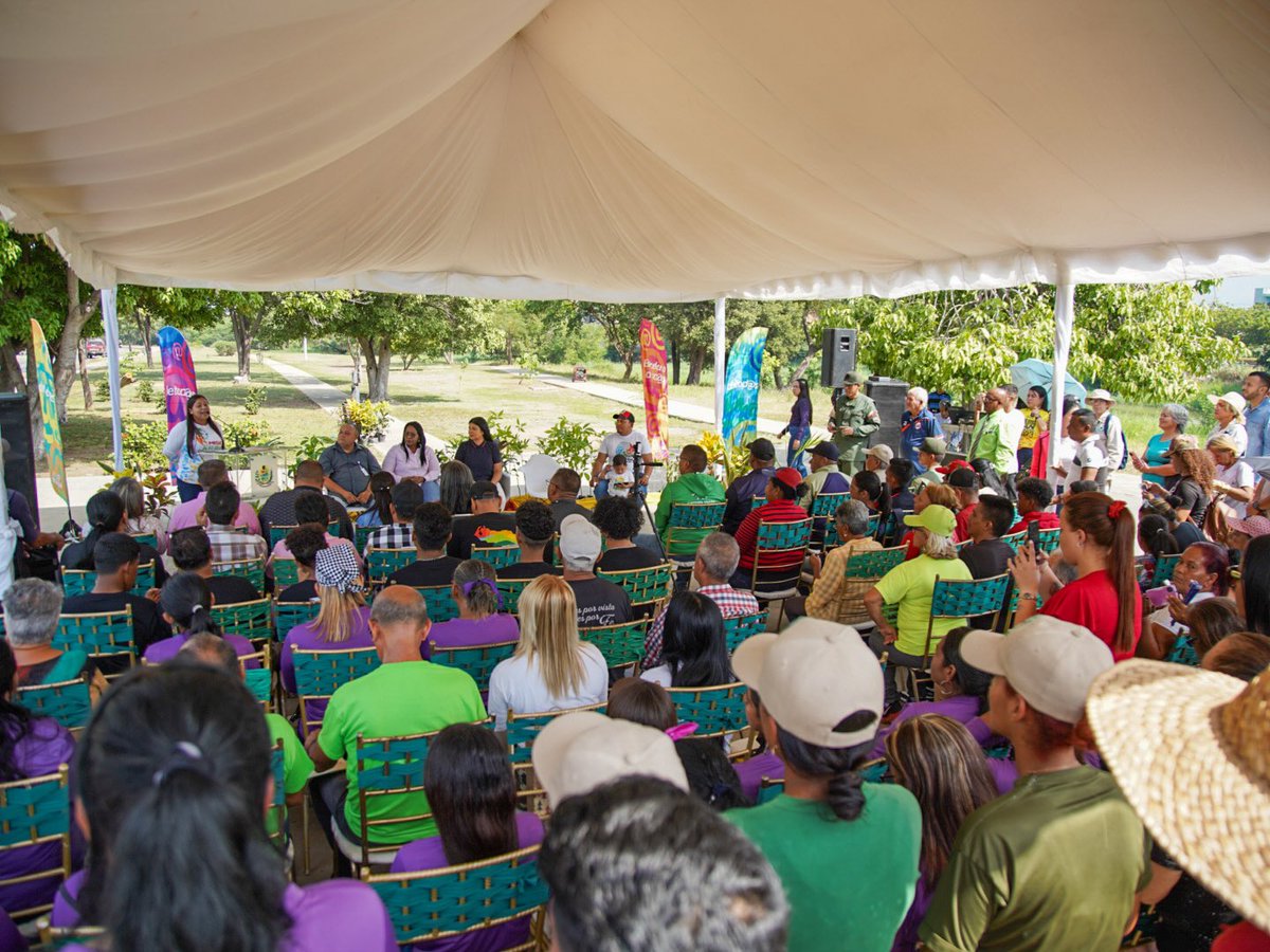 #EnFotos📷| Alcaldesa del municipio Simón Bolívar del estado Anzoátegui, <a href="/sugeyherreram/">Sugey Herrera</a> firmó la promulgación de la ordenanza que declara el apamate como árbol emblemático, con el objetivo de velar por la conservación del medio ambiente. 

#2023AñoSoberano