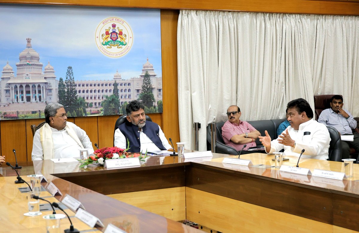 MBPatil's tweet photo. ನಿರುದ್ಯೋಗ ನಿವಾರಣೆಗೆ ಉದ್ಯೋಗ ಮೇಳ

ಮುಂಬರುವ ಜನವರಿ ಕೊನೆಯ ವಾರದಲ್ಲಿ  ರಾಜ್ಯಮಟ್ಟದ ಉದ್ಯೋಗ ಮೇಳ ಆಯೋಜಿಸಲು ಉದ್ದೇಶಿಸಲಾಗಿದೆ. ಈ ನಿಮಿತ್ತ ಇಂದು ಮಾನ್ಯ ಮುಖ್ಯಮಂತ್ರಿಗಳಾದ ಶ್ರೀ  @siddaramaiah ಅವರ ಅಧ್ಯಕ್ಷತೆಯಲ್ಲಿ ಜರುಗಿದ ಪೂರ್ವಭಾವಿ ಸಭೆಯಲ್ಲಿ ಸಚಿವ ಸಂಪುಟದ ಸಹೋದ್ಯೋಗಿ ಗಳೊಂದಿಗೆ ಪಾಲ್ಗೊಂಡಿದ್ದೆ. 
ಈ ಮೇಳವನ್ನು ಪರಿಣಾಮಕಾರಿಯಾಗಿ ನಡೆಸುವ ಕುರಿತಂತೆ ಚರ್ಚೆಗಳು ನಡೆಯಿತು. 
ಉದ್ಯೋಗ ಮೇಳ ಆಯೋಜಿಸಿ, ದುಡಿಯುವ ಕೈಗಳಿಗೆ ಉದ್ಯೋಗ ದೊರಕಿಸಿಕೊಡುವುದಾಗಿ ಚುನಾವಣಾ ಪ್ರಣಾಳಿಕೆಯಲ್ಲಿ ಪ್ರಕಟಿಸಿದ್ದೆವು. ಅದನ್ನು ಸಾಕಾರಗೊಳಿಸುತ್ತಿದ್ದೇವೆ.