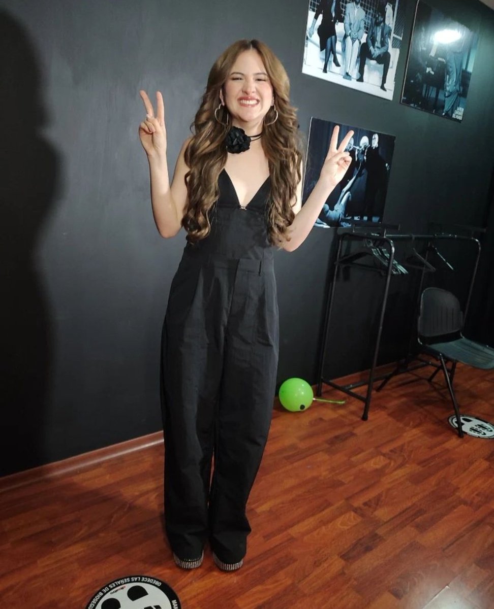 WendySnape's tweet photo. Gracias Joyita @JoyaStereo este año tuve la oportunidad de viajar y estar en el #StereoShow con mi artista favorita @MarRendonMusica dejo mi voto por ella en las Categorías:
🔸Artista Trending Joya 2023
🔸Artista Joya Ecuador 2023
#JoyaALoGrande #ArtistaDelAño 😍💎✨ https://t.co/FNDKkshIMV