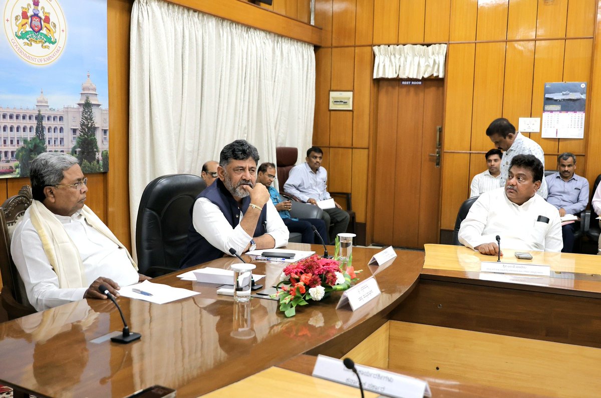 MBPatil's tweet photo. ನಿರುದ್ಯೋಗ ನಿವಾರಣೆಗೆ ಉದ್ಯೋಗ ಮೇಳ

ಮುಂಬರುವ ಜನವರಿ ಕೊನೆಯ ವಾರದಲ್ಲಿ  ರಾಜ್ಯಮಟ್ಟದ ಉದ್ಯೋಗ ಮೇಳ ಆಯೋಜಿಸಲು ಉದ್ದೇಶಿಸಲಾಗಿದೆ. ಈ ನಿಮಿತ್ತ ಇಂದು ಮಾನ್ಯ ಮುಖ್ಯಮಂತ್ರಿಗಳಾದ ಶ್ರೀ  @siddaramaiah ಅವರ ಅಧ್ಯಕ್ಷತೆಯಲ್ಲಿ ಜರುಗಿದ ಪೂರ್ವಭಾವಿ ಸಭೆಯಲ್ಲಿ ಸಚಿವ ಸಂಪುಟದ ಸಹೋದ್ಯೋಗಿ ಗಳೊಂದಿಗೆ ಪಾಲ್ಗೊಂಡಿದ್ದೆ. 
ಈ ಮೇಳವನ್ನು ಪರಿಣಾಮಕಾರಿಯಾಗಿ ನಡೆಸುವ ಕುರಿತಂತೆ ಚರ್ಚೆಗಳು ನಡೆಯಿತು. 
ಉದ್ಯೋಗ ಮೇಳ ಆಯೋಜಿಸಿ, ದುಡಿಯುವ ಕೈಗಳಿಗೆ ಉದ್ಯೋಗ ದೊರಕಿಸಿಕೊಡುವುದಾಗಿ ಚುನಾವಣಾ ಪ್ರಣಾಳಿಕೆಯಲ್ಲಿ ಪ್ರಕಟಿಸಿದ್ದೆವು. ಅದನ್ನು ಸಾಕಾರಗೊಳಿಸುತ್ತಿದ್ದೇವೆ.