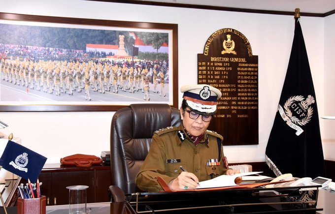navpravahlive's tweet photo. IPS अधिकारी नीना सिंह ने केंद्रीय औद्योगिक सुरक्षा बल (CISF) के महानिदेशक का पदभार संभाला।
नीना सिंह CISF के महानिदेशक के रूप में नियुक्त होने वाली पहली महिला बनीं।
#NeenaSingh #CISF https://t.co/UOYVRZjGxg