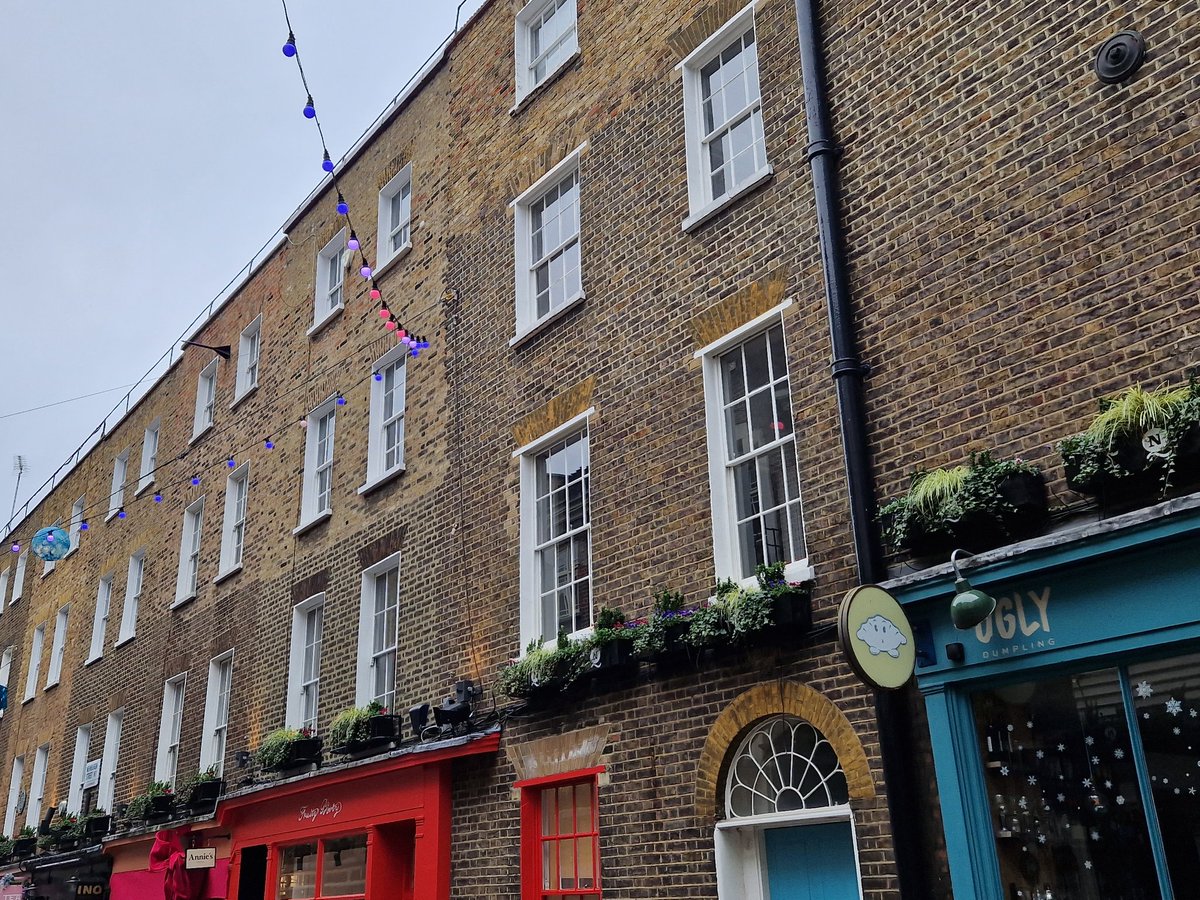 VinnieSull1van's tweet photo. This fantastic corner building sits on #NewburghSt/#GantonSt, #Carnaby, #London &amp; highlights just how grand the place could look. What looks to be 18th century architecture, still shines bright. Reminds me of the #LambethEstate in South #London with streets such as #RoupellSt. https://t.co/NNtNPIM6ft