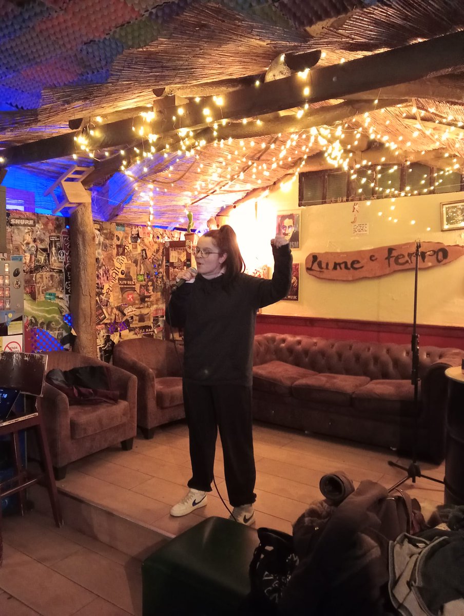 aec_lacrar's tweet photo. Onte foi unha noite especial. Paula Pier proclámse gañadora da final do Poetry Slam Galiza. Parabéns tamén a Inés Mosquera e Simón, @GalegodeCaracas, flamantes finalistas, e moitísimas grazas a @SechuSende, convidado de luxo #poetryslam https://t.co/RjxHxdkwZ2