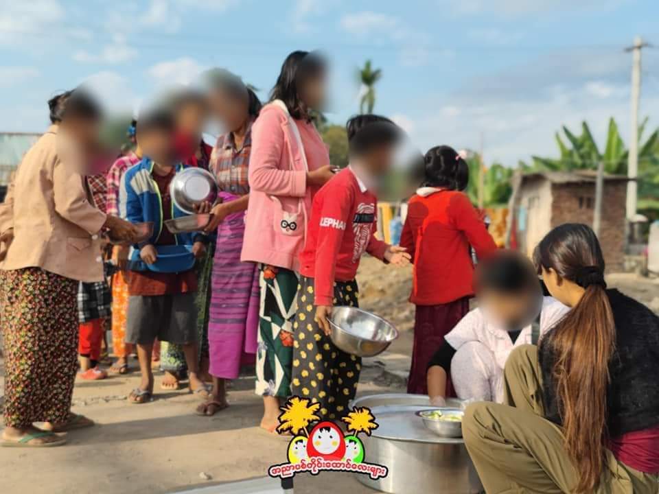 nwe_mie's tweet photo. #ANyarPyitTaingHtaung IDP support group has provided a breakfast meal to the IDP families in #Sarlingyi township, #Sagaing region. Thanks to donors inside Myanmar and Myanmar Diasporas. #HelpMyanmarIDPs #WarCrimesOfJunta #2023Dec29Coup #WhatsHappeningInMyanmar https://t.co/d4yI3JivyY