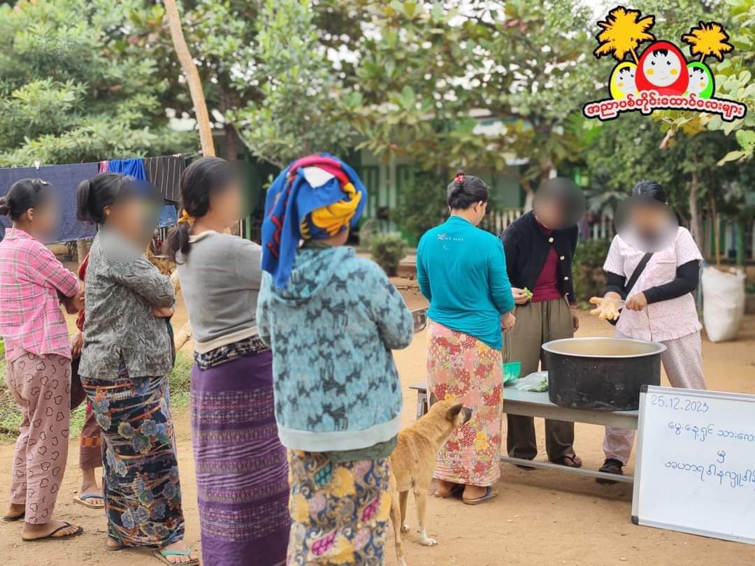 nwe_mie's tweet photo. #ANyarPyitTaingHtaung IDP support group has provided a breakfast meal to the IDP families in #Sarlingyi township, #Sagaing region. Thanks to donors inside Myanmar and Myanmar Diasporas. #HelpMyanmarIDPs #WarCrimesOfJunta #2023Dec29Coup #WhatsHappeningInMyanmar https://t.co/d4yI3JivyY