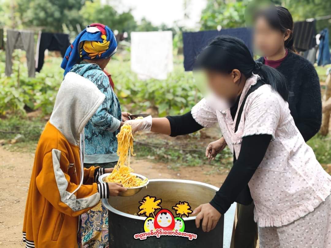 nwe_mie's tweet photo. #ANyarPyitTaingHtaung IDP support group has provided a breakfast meal to the IDP families in #Sarlingyi township, #Sagaing region. Thanks to donors inside Myanmar and Myanmar Diasporas. #HelpMyanmarIDPs #WarCrimesOfJunta #2023Dec29Coup #WhatsHappeningInMyanmar https://t.co/d4yI3JivyY