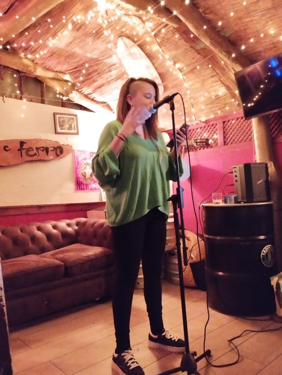 Onte foi unha noite especial. Paula Pier proclámse gañadora da final do Poetry Slam Galiza. Parabéns tamén a Inés Mosquera e Simón, <a href="/GalegodeCaracas/">Simón Rodríguez Landaeta</a>, flamantes finalistas, e moitísimas grazas a <a href="/SechuSende/">séchu Sende</a>, convidado de luxo #poetryslam