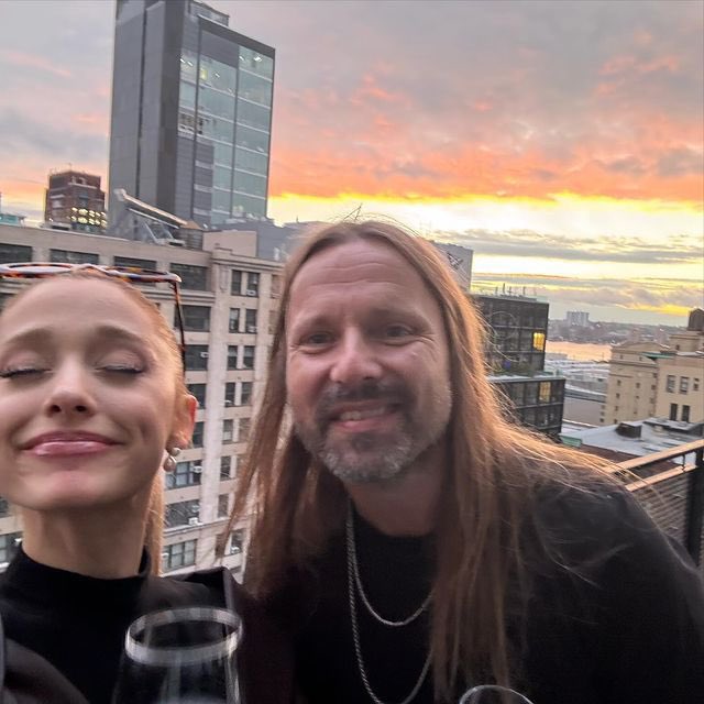 PopCrave's tweet photo. Ariana Grande shares text message from producer Max Martin ahead of her new era. 💋 https://t.co/tANnRlMcAV