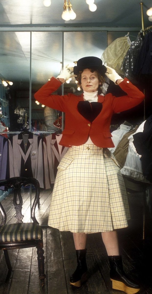 it’s been 1 year since the mother of punk and fashion, dame vivienne westwood, passed away, to remember her today, here’s a thread of nana (anime) referencing her looks 🪐