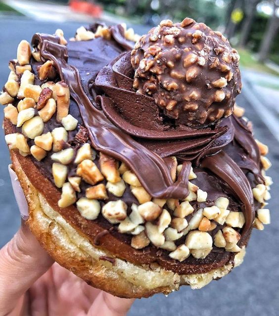 B0SSLADY356's tweet photo. Looks amazing... ๐ #donut #looksamazing #Wow https://t.co/VrubeswcIy