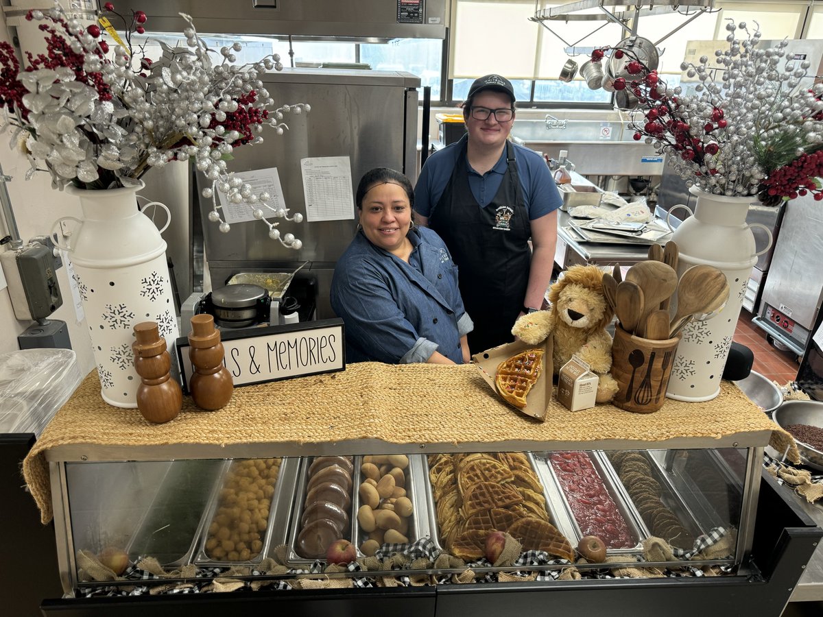 CommackSchools's tweet photo. Last week Guest Chef Tony dished up some special treats for lunch at #NorthRidge
#Whitsons #ChefTony #Yum #LukeTheLion #CommackSchools https://t.co/ryL5kzuMo8