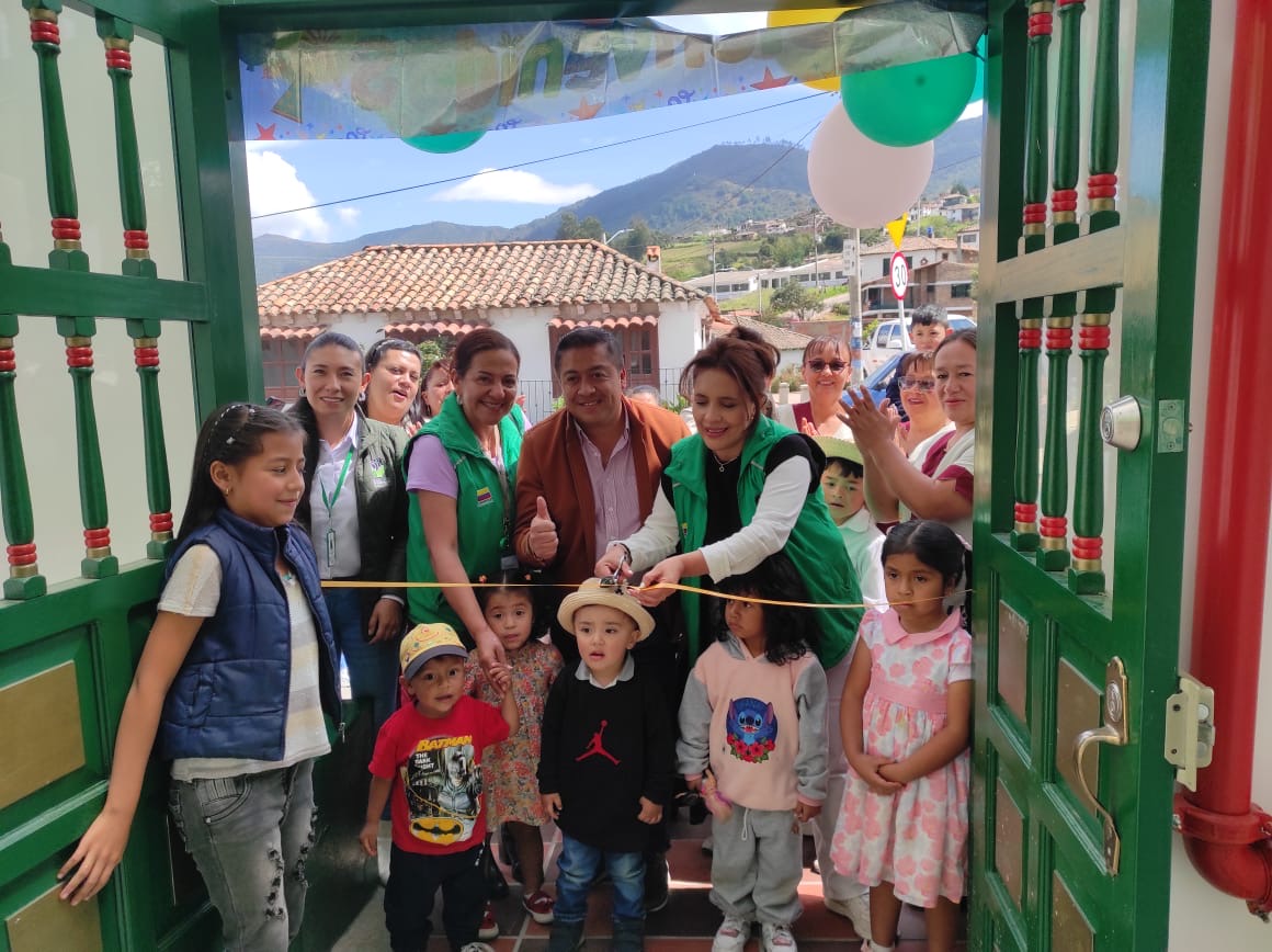 ICBFColombia's tweet photo. En Monguí, #Boyacá, estamos #CosechandoLogros con la entrega de un nuevo Centro de Desarrollo Infantil (CDI), que garantizará el desarrollo integral de cerca de cien niñas y niños.

Aquí te contamos más ⤵️

https://t.co/WdknLe2m0K https://t.co/04x6GViiyD