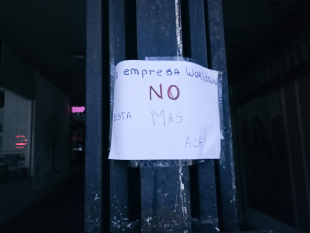 PauBrecciaroli's tweet photo. Escaneo del iris a cambio de 40000 pesos en criptomonedas. Filas de dos cuadras de personas desesperadas para vender sus datos biométricos. 
No es futurismo es Cabildo y Juramento. https://t.co/2gx4CbsZF4