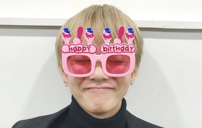 ARMYTEAMID's tweet photo. [💜] 

Happy birthday Kim Taehyung wishing the warmest birthday wishes!🎂

#HappyVDay
#HappyBirthdayTaehyung
#OurEternalArtistTaehyung
#BaritoneVoiceV
#OurWinterBearV
#LoveVAgainNAgain
#ForeverVOurBestFriend
#해피태형데이_너에게충성
#소중한베프_우리태형_생일축하해 https://t.co/DHy0JmFXun