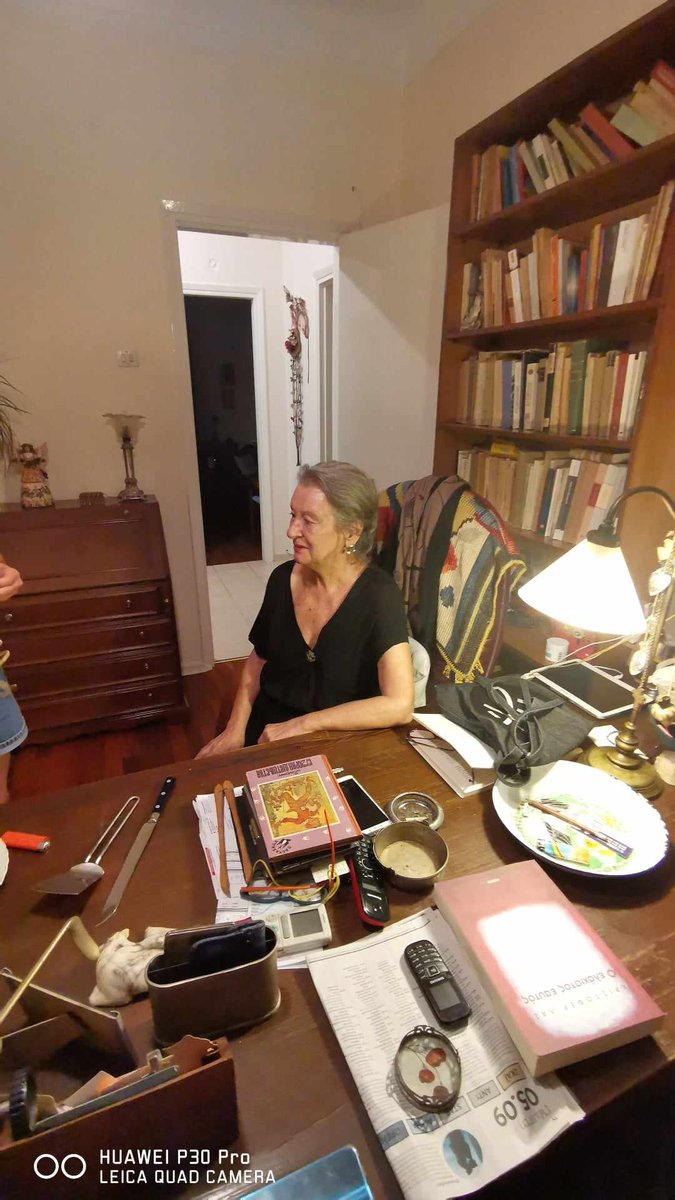 Anna_Elefanti's tweet photo. Με ένα ποίημα του Ηλία Λάγιου από τη συλλογή "Το βιβλίο της Μαριάννας" (εκδ. Ίκαρος) αποχαιρετώ τη μητέρα μου, Μαριάννα Δήτσα.
Την ποίηση αγάπησε, την ποίηση σπούδασε κι έπειτα δίδαξε στο Πανεπιστήμιο και πάντα εκεί επέστρεφε για να χωρέσει το κοφτερό, ασυμβίβαστο μυαλό της.
Εχθές, ξημερώματα 28ης Δεκεμβρίου, έφυγε.
«Μαριάννα, κι ένα μόνο ποίημα αν μου ζητάτε,
ίσως ο νους του σάς φανή πτωχός, μα η ρίμα
μες στην κρυφία ψυχή σκιρτά. Να μελετάτε
τ' αποτελέσματα που έπονται είναι κρίμα·
η πλήρης μοναξιά που υφέρπει στο τραπέζι
θα γίνη ένα παιδί ― θα κλαίη και θα παίζη».
Αντίο μαμά. Σε αγαπώ.