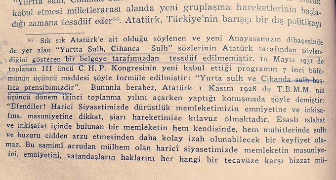 mustafarmagan's tweet photo. Resmî ideoloji yalanlar üzerine kurulu. 
Yurtta sulh cihanda sulh sözü meğer Mustafa Kemal'in değil, 1931 tarihli CHP Kongresinin kararıymış.
Atatürk ve Türk Dış Politikası (1919-1938) adlı kitapta geçen ifade şu:

"Sık sık Atatürk'e ait olduğu söylenen "YURTTA SULH CİNANDA SULH" sözlerinin Atatürk tarafından söylendiğine ilişkin bir belgeye tarafımızdan tesadüf edilmemiştir."