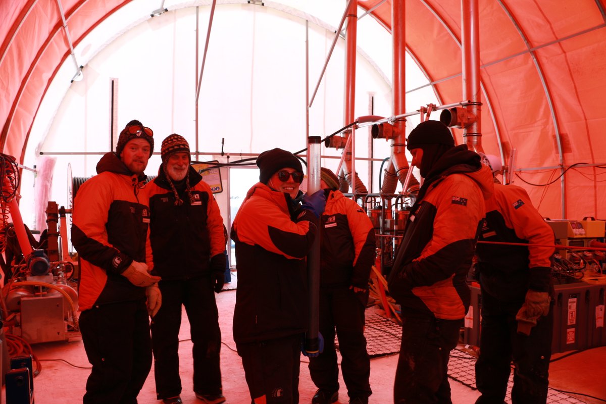 SWAIS2C's tweet image. We love seeing these gravity-core-happy and sometimes muddy faces!  

#SWAIS2C #Antarctica #HowMuchHowFast

📸@VeronikaMeduna