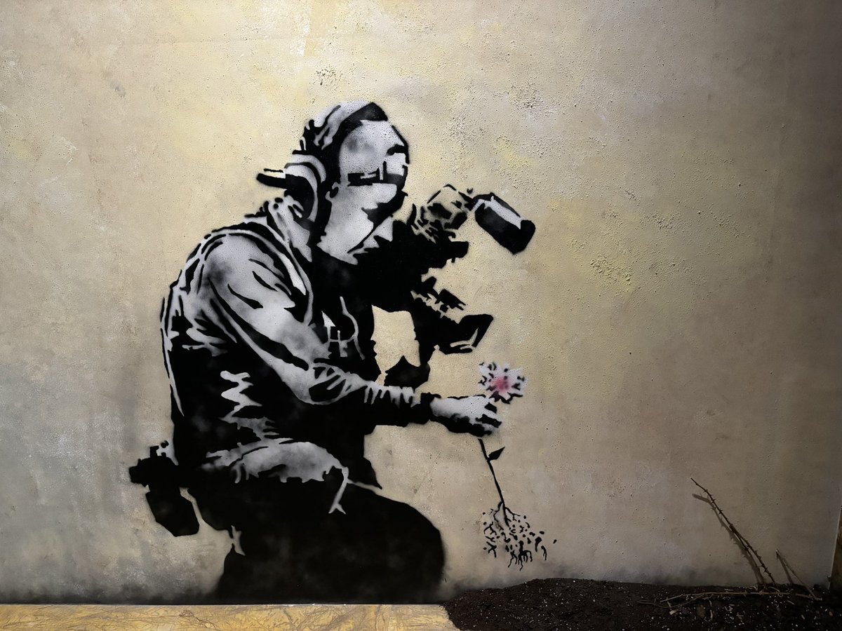 EsquiresFinest's tweet photo. #Banksy https://t.co/vrlIBVOr6x