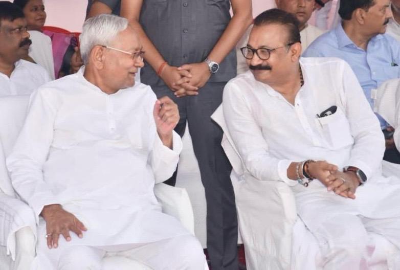 AshokChoudhaary's tweet photo. 1977 के छात्र आंदोलन से तप कर निकले तत्कालीन समय के प्रबल समाजवादी, उत्तर भारत के सबसे प्रभावशाली नेता, बिहार के लोकप्रिय  मुख्यमंत्री श्री नीतीश कुमार जी ने जनता दल (यूनाइटेड) के राष्ट्रीय अध्यक्ष का पदभार पुनः ग्रहण किया।

राष्ट्रपिता महात्मा गाँधी, बाबासाहेब, जेपी और कर्पूरी ठाकुर जी के दिखाए रास्तों पर चलते हुए सामाजिक विसंगतियों, जैसे आर्थिक असमानता, निचले पायदान के समूहों से भेदभाव, सांप्रदायिक राजनीति के धुर-विरोधी विचारों पर चलते हुए, आपने कई अनुकरणीय कार्यों को पूर्ण किया। समाज और देश को एक नई राह दिखाई। राज्य की नारी शक्ति को उनके घर की चारदीवारियों से लेकर, बाहर की दुनिया में भी सशक्त किया। हर क्षेत्र में आगे बढ़ने के लिए प्रेरित किया। 

अपनी बेबाकी और अपने किये गए कार्यों के द्वारा पाई निश्चिंतता, समकालीन राजनीतिज्ञों के लिए एक प्रेरणा हैं।

आपके विराट अनुभवों से पार्टी को फिर से एक नई रवानगी मिलेगी। आपको बहुत बहुत-बहुत बधाई। 🙏

@NitishKumar @Jduonline
#Bihar