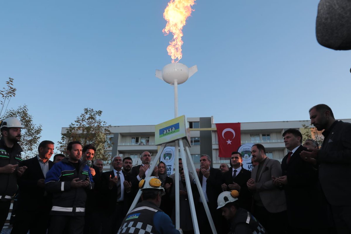 Şanlıurfa'nın ihtiyaçlarını biliyoruz. Her biri için tek tek çözüm üretiyoruz.

Bozova Belediye Başkanımız <a href="/SuphiAksoyB/">Suphi Aksoy 🇹🇷</a>, ilçe protokolümüz ve AKSA Doğalgaz yetkilileri ile birlikte Bozova için doğalgaz ateşini yaktık. Hayırlı olsun.