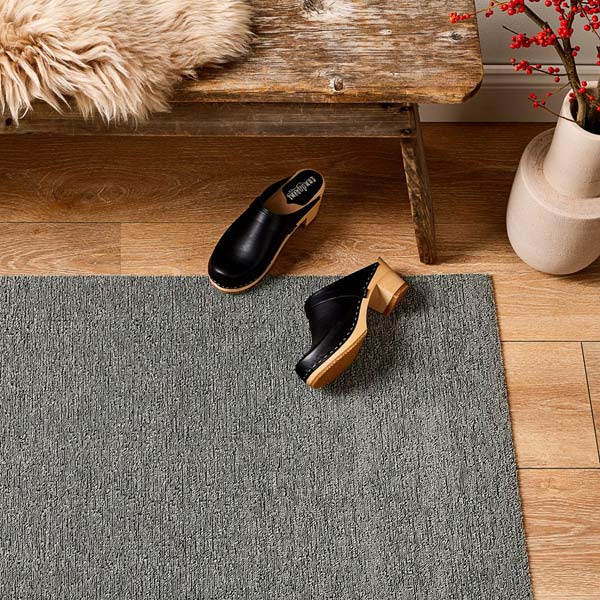 Pasquesis's tweet image. Chilewich rugs have a crush-proof texture that is made from looped, vinyl yarns that are resistant to mold, mildew and chlorine... perfect for bathrooms and mudrooms. #bathroom #decor #mudroom #rugs #chilewich