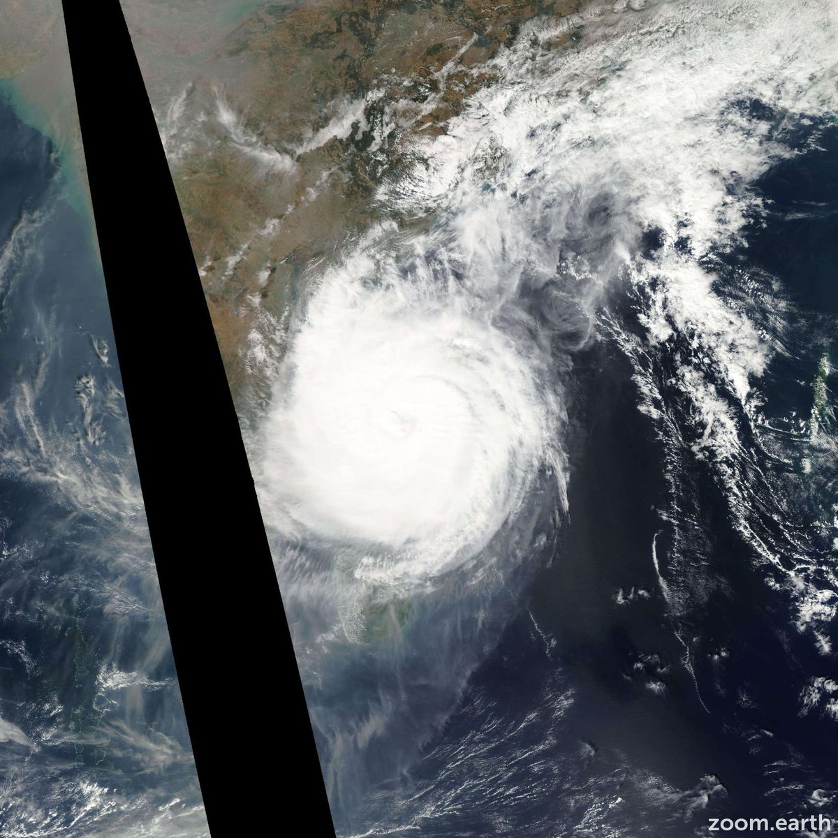 _Imsarath2000's tweet photo. Severe Cyclonic storm Thane 2011 before making landfall near #puducherry and #cuddalore.
Landfall early 30th December and weekend rapidly into depression.
#Cyclones
#thanecyclone https://t.co/PWF0HSnOt2