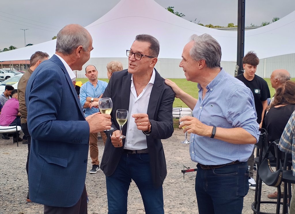 joserarteaga's tweet photo. Las Pymes son el motor de una Argentina productiva. 🏭♥️ 🇦🇷

La empresa platense Aukot cumplió 10 años y junto a amigos y vecinos acompañamos a sus dueños y trabajadores en la celebración realizada en su sede de M. Romero.

Felicitaciones por este innovador emprendimiento que genera trabajo y desarrollo en #LaPlata y la región.