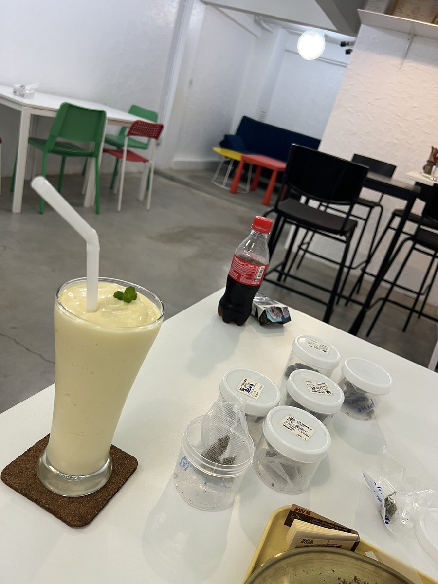 NIKI755705's tweet photo. お邪魔してマース！
美味いsmoothie😋
ガンジャ吸い放題(*ˊᵕˋ*)

201 Cafe &amp; Bar(karaoke,カラオケ) https://t.co/CyJuJdYiim
