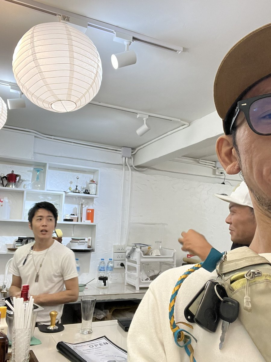 NIKI755705's tweet photo. お邪魔してマース！
美味いsmoothie😋
ガンジャ吸い放題(*ˊᵕˋ*)

201 Cafe &amp; Bar(karaoke,カラオケ) https://t.co/CyJuJdYiim