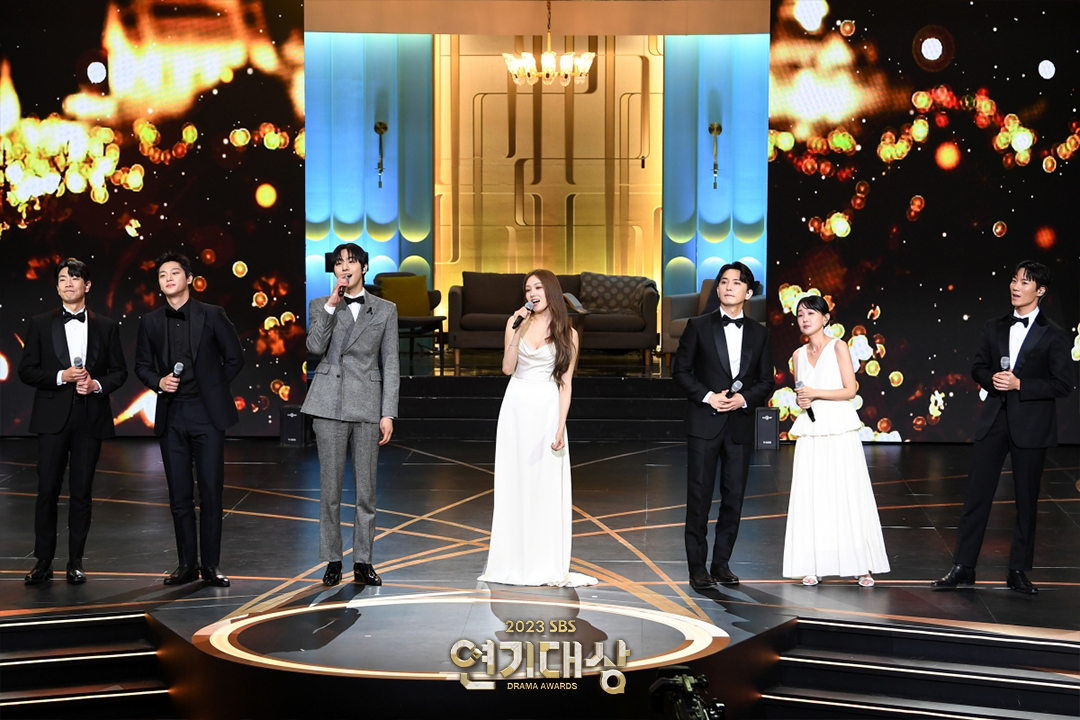 SBSNOW's tweet photo. <2023 SBS 연기대상> 축하무대🎵
#돌담즈 #이성경 #윤나무 #이신영
#이홍내 #고상호 #정지안
#낭만닥터김사부3

#2023SBS연기대상 #SBSDramaAwards
#SBS드라마 #연기대상 #2023연기대상 https://t.co/gOLwSApqkg