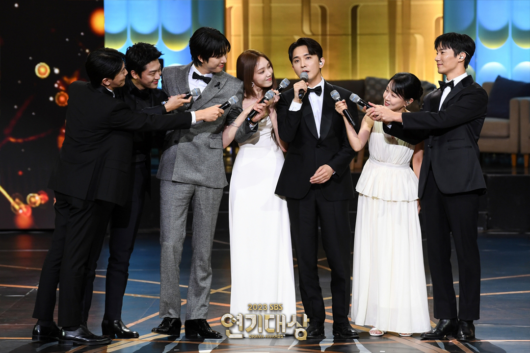 SBSNOW's tweet photo. <2023 SBS 연기대상> 축하무대🎵
#돌담즈 #이성경 #윤나무 #이신영
#이홍내 #고상호 #정지안
#낭만닥터김사부3

#2023SBS연기대상 #SBSDramaAwards
#SBS드라마 #연기대상 #2023연기대상 https://t.co/gOLwSApqkg