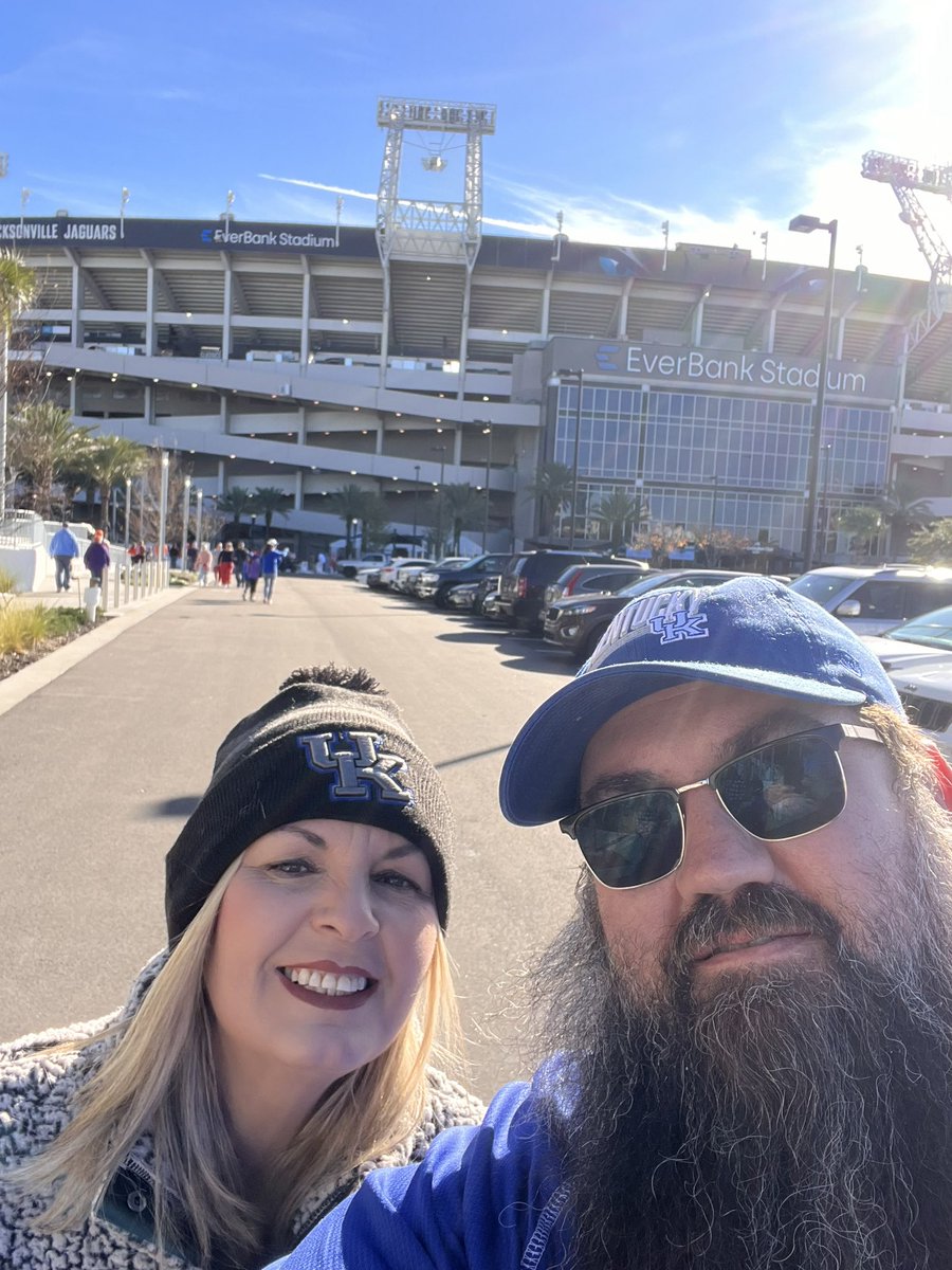 Br1980Coach's tweet photo. Bowling season #TaxSlayer #GatorBowl #WeAreUK @coachscola @cara_inez_rose https://t.co/LYCUXNcsJB