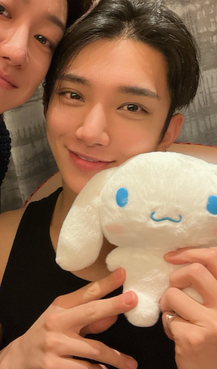 joshuaarchive's tweet photo. JOSHUA 😭HOLDING😭A 😭CINNAMOROLL 😭PLUSHIE😭 https://t.co/N9SAeeqN9z
